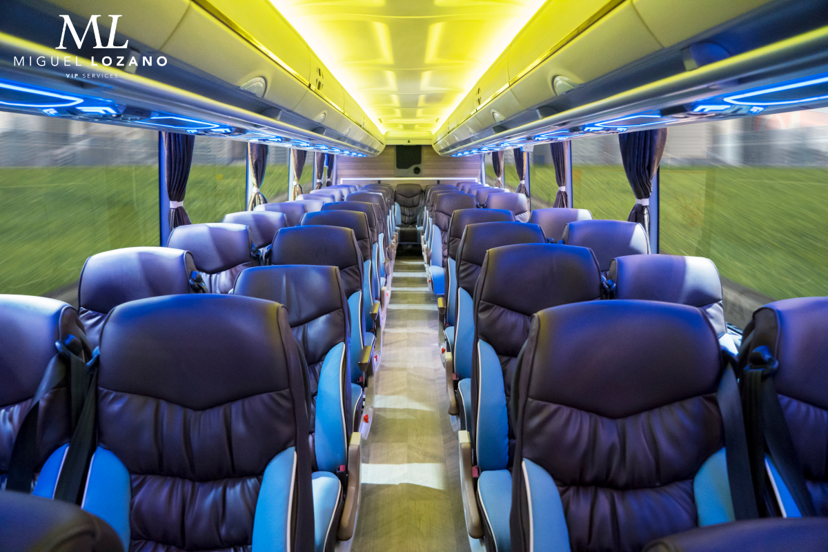 Interior autobús con sillones azules confortables