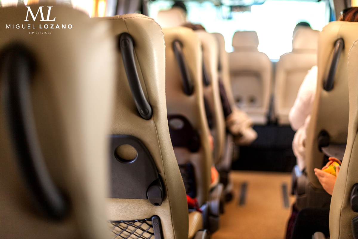 Interior Minibus con sillones marrones muy confortables